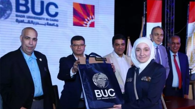 بالصور ..أمين عام جامعة بدر يكرم الطلاب المتفوقين من أبناء مدينتى ”بدر والشروق”