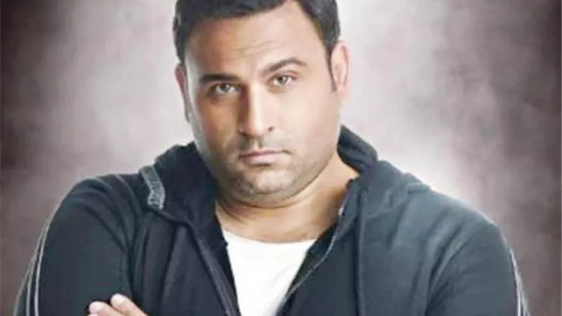 أكرم حسني يودع مشاهده في مسلسل ”لؤلؤ” أمام مي عمر