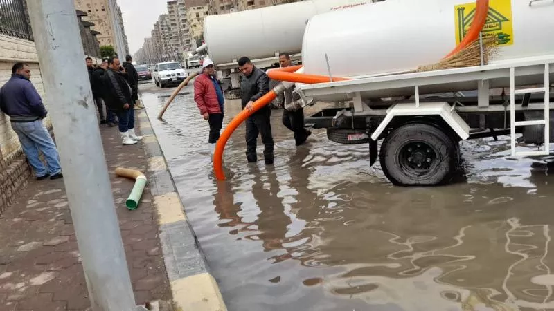 صور.. شفط مياه الأمطار بشوارع وميادين الجيزة لتسهيل الحركة المرورية