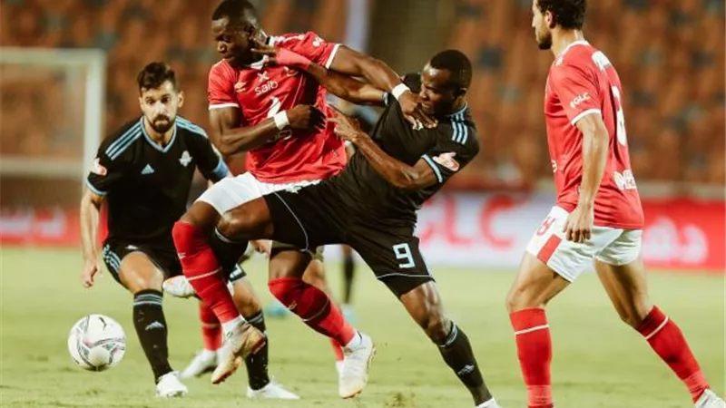 طرد وهدف ملغي وركلة جزاء ضائعة.. شوط أول سلبي مثير بين الأهلي وبيراميدز