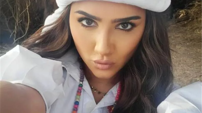 مي عمر تجذب الانظار بـ ”لوك” مميز من كواليس ”علاقة مشروعة”