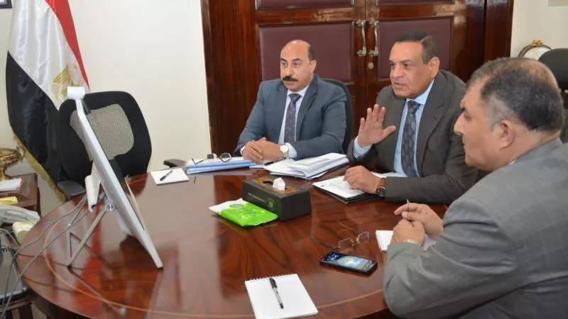 وزير التنمية المحلية يجتمع مع المحافظين لمناقشة توفير السلع الغذائية