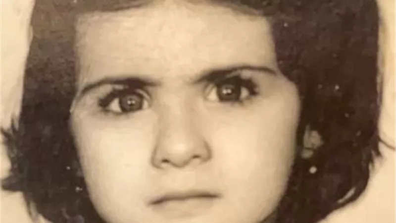 من دولاب الذكريات.. هيدى كرم تستعيد طفولتها بصورة بالأبيض والأسود