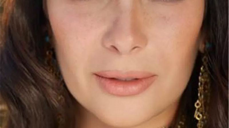 مهرجان القاهرة السينمائي يكرم منى زكي بجائزة فاتن حمامة للتميز..وهي تعلق: أشعر بالفخر والسعادة والامتنان