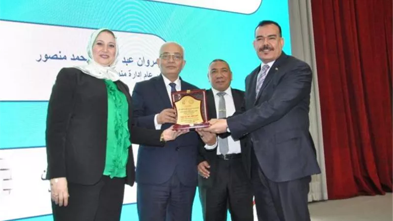 ”التعليم” تكرم القائمين على العملية التعليمية لأوائل الثانوية العامة 2020/2019