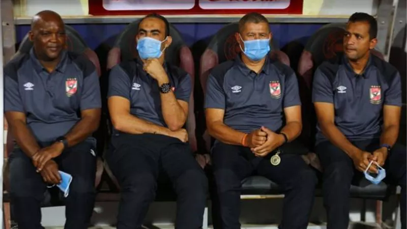 محاضرة فنية للاعبي الأهلي بالفندق