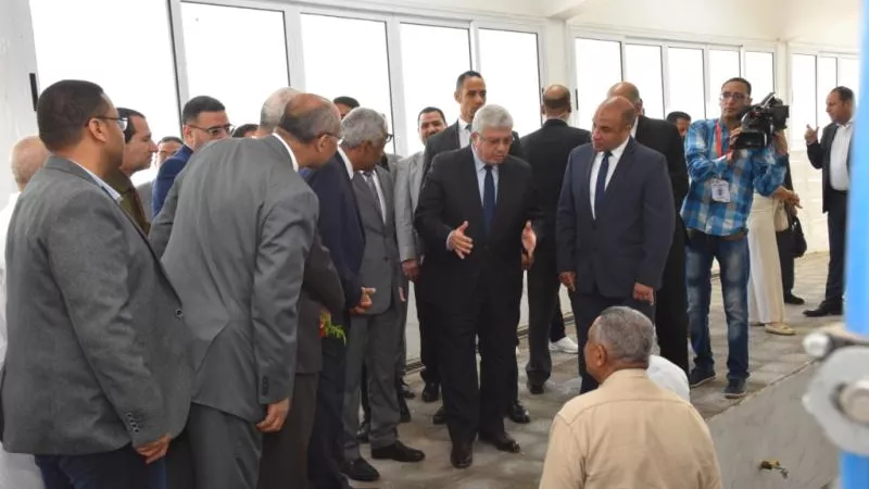 وزير التعليم العالي ورئيس جامعة أسيوط يفتتحان المحلب الآلي بمزرعة الإنتاج الحيواني