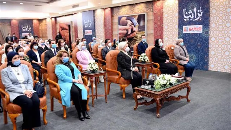 قرينة السيسى تتفقد معرض تراثنا