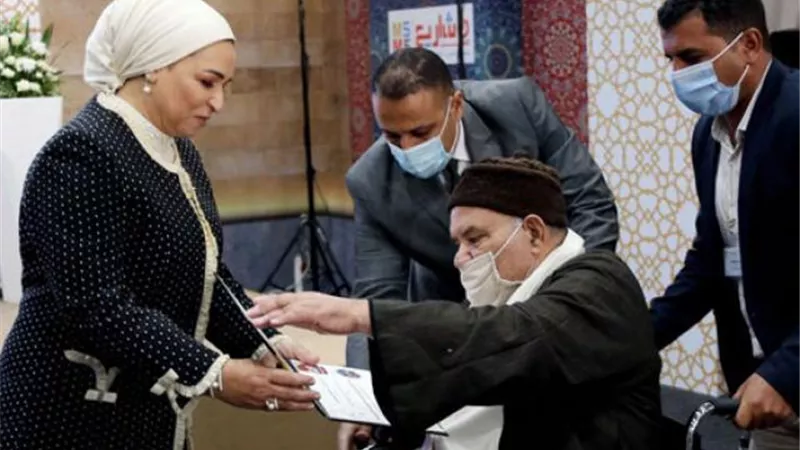 قرينة السيسى تكرم الفائزين بجائزة الأفضل للمشروعات الحرفية واليدوية ومتناهية الصغر