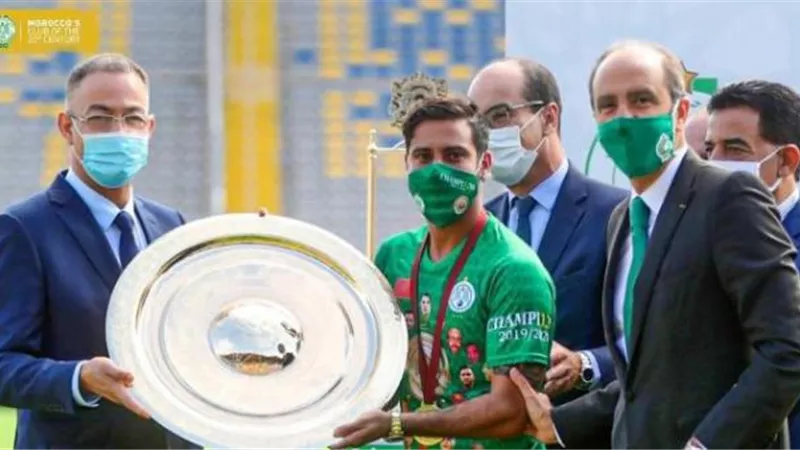 منافس الزمالك.. الرجاء يتسلم درع الدوري المغربي.. صور