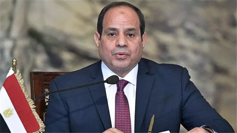الرئيس السيسي يمنح أوائل خريجي كلية الشرطة نوط الامتياز من الطبقة الثانية