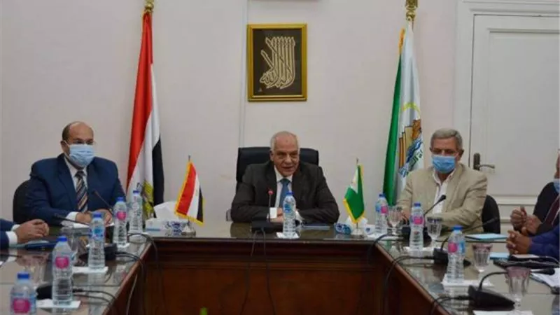 توجيهات مشددة من محافظ الجيزة بشأن مشروعات مياه الشرب والصرف الصحي..تعرف عليها