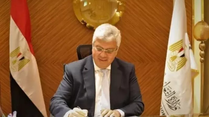 وزير التعليم العالى يغادر إلى باريس للمشاركة في الدورة  216 للمجلس التنفيذى لليونسكو