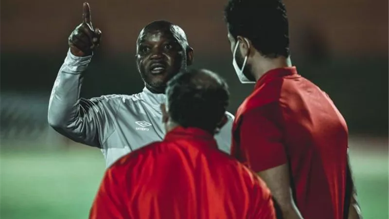 تفاصيل اجتماع موسيماني مع طبيب الأهلي قبل مواجهة  الوداد