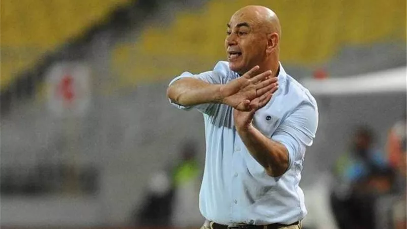 حسام حسن يتابع مباراة الاتحاد والإنتاج من مدرجات ستاد الإسكندرية