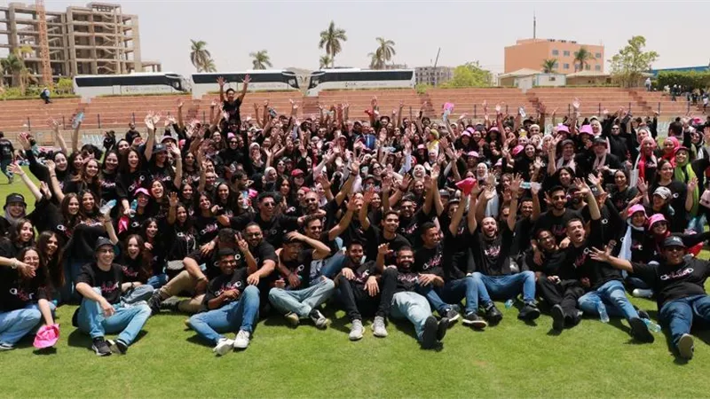 بالصور .. طلاب السنوات النهائية بالجامعة الألمانية بالقاهرة يستعدون لتنظيم حفل تخرجهم