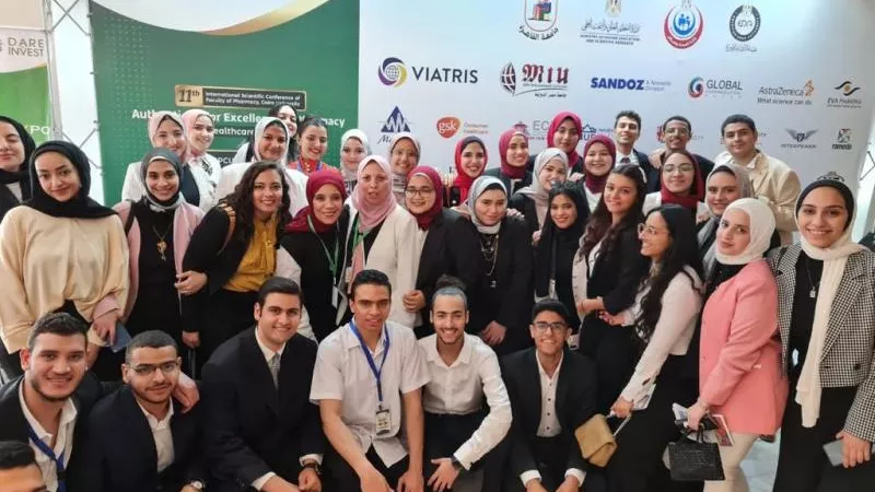 طلاب الجامعة المصرية الصينية يشاركون في المؤتمر العلمي لكلية الصيدلة جامعة القاهرة