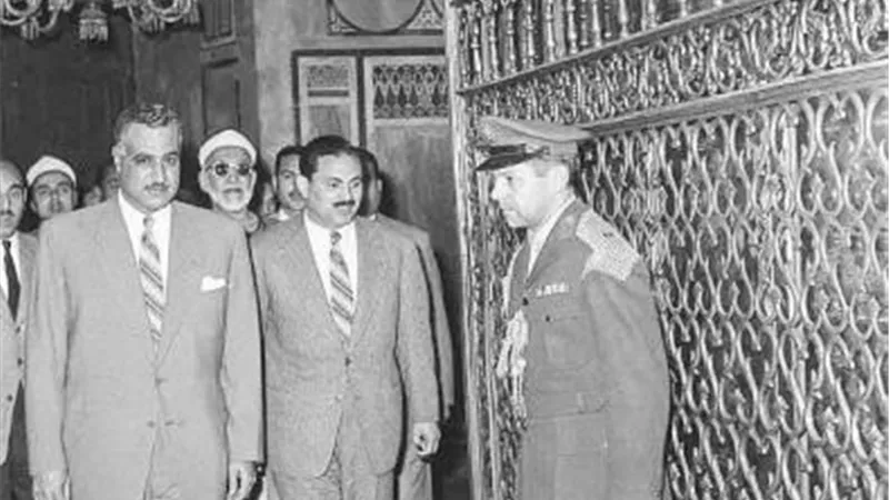 حكايات رؤساء مصر مع آل البيت.. عبدالناصر زار ”الحسين” بعد النكسة.. والسادات خطب في المسجد.. ومبارك صلى به.. ومرسي  حاول كسب ود الصوفية بزيارة ”السيدة زينب”