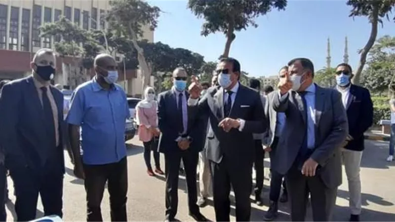 بالصور .. وزير التعليم العالي يتابع بدء الدراسة بجامعة عين شمس