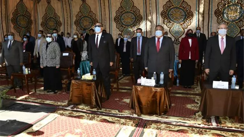 بالصور .. رئيس جامعة حلوان يرفع علم مصر خلال حفل استقبال الطلاب للعام الجامعي 2020