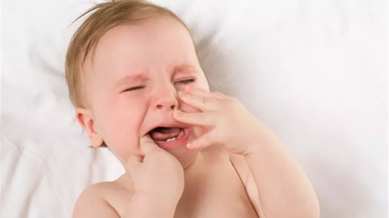 أبرزها الطفح الجلدى وشد الأذن.. ما هى أعراض التسنين عند الأطفال؟