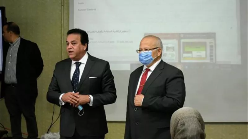 بالصور .. عبدالغفار والخشت يشهدان أول تجربة للمنصة التعليمية الذكية لجامعة القاهرة