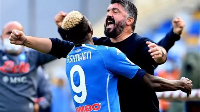 نابولي يوقف قطار اتالانتا برباعية في الدوري الإيطالي