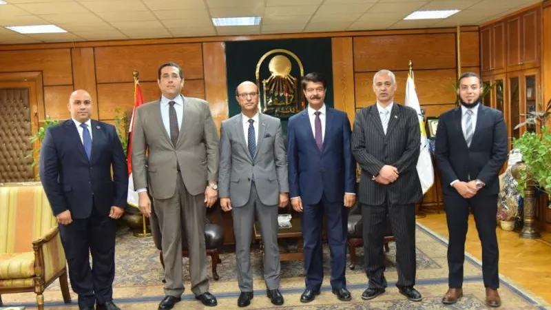 الجامعتان المصرية للتعلم الالكتروني وأسيوط يبحثان انشاء برامج مشتركة بكلية الحاسبات