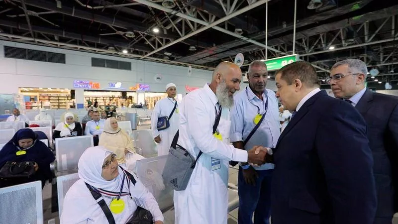 بالصور .. وزارة الداخلية تعلن عن مغادرة أول فوج من حجاج القرعة إلى الأراضى المقدسة