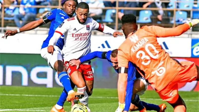 ليون يضرب ستراسبورج بهدفين بالدوري الفرنسي