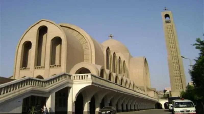 ما حكم صلاة المسلمين في الكنائس؟