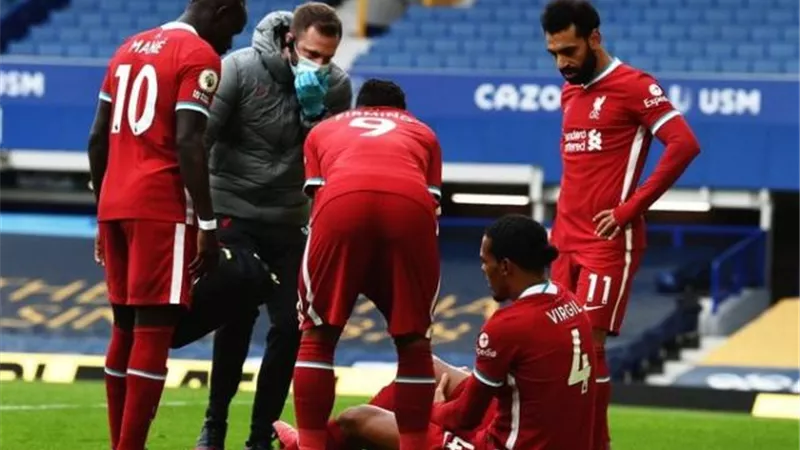 ليفربول يعلن إصابة فان دايك بالرباط الصليبي
