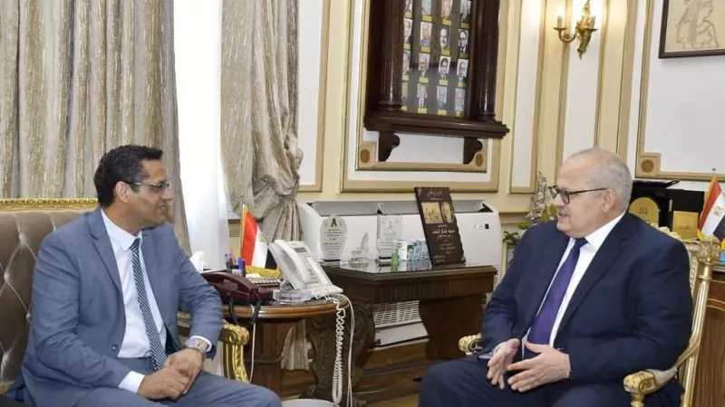 رئيس جامعة القاهرة يستقبل نقيب الصحفيين لبحث التعاون المشترك