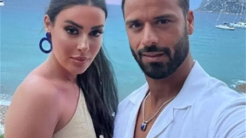 ميرنا نور الدين بإطلالة صيفية رفقة زوجها في شهر العسل