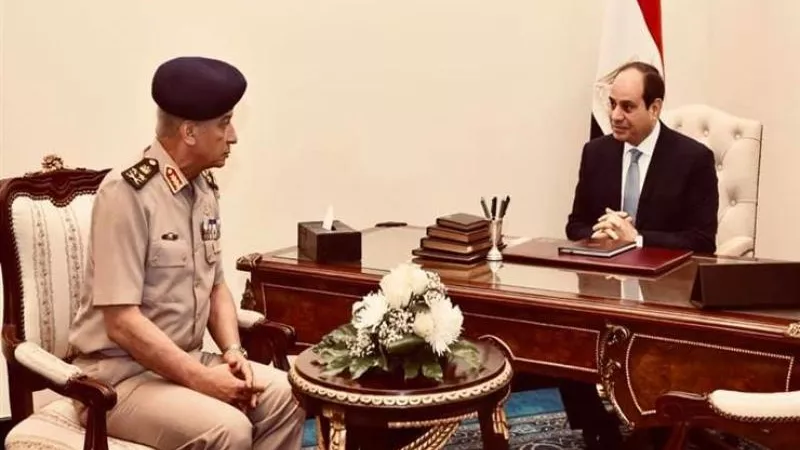 السيسي يستقبل القائد العام للقوات المسلحة وزير الدفاع والإنتاج الحربى