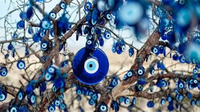 هل تمنع العين الزرقاء وكفة اليد الحسد؟ .. اعرف الإجابة