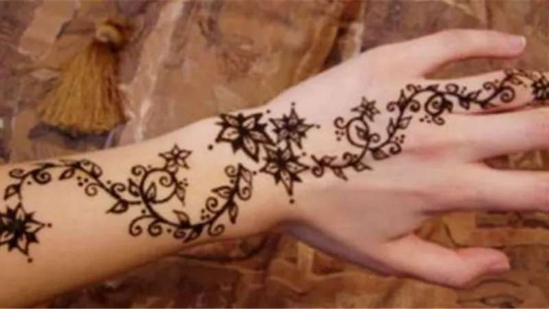 حكم رسم الحناء في اليد والقدم للرجل