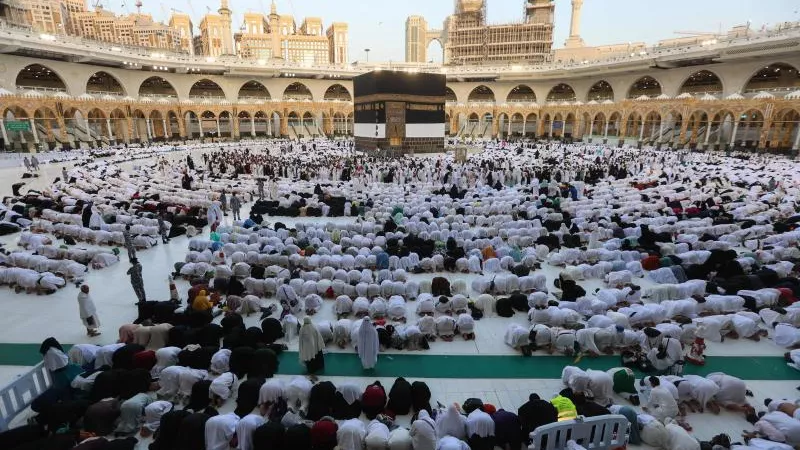 حجاج بيت الله الحرام يؤدون طواف الإفاضة