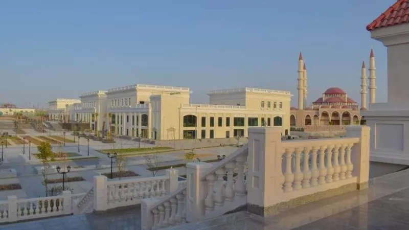 روعة الفن تُعانق سحر العمارة.. كل ما تُريد معرفته عن المدينة التراثية بالعلمين الجديدة