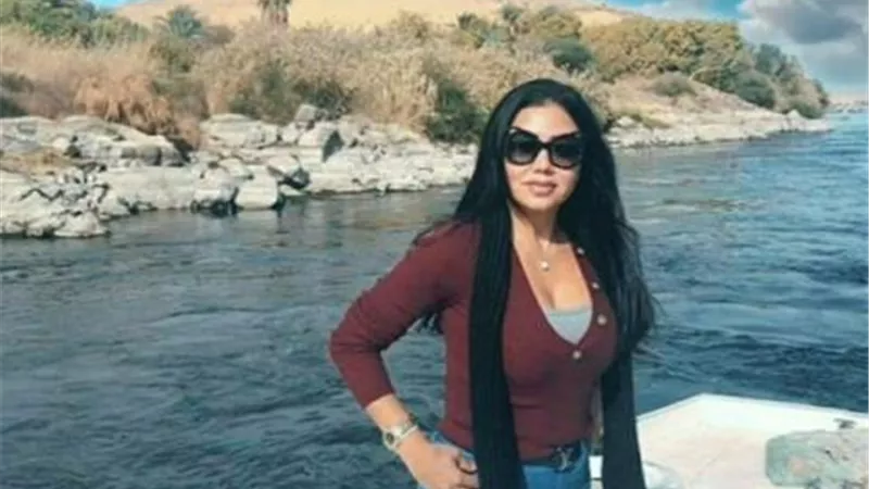 بإطلالة كاجوال مثيرة.. رانيا يوسف تروج للسياحة المصرية من مدينة السحر والجمال