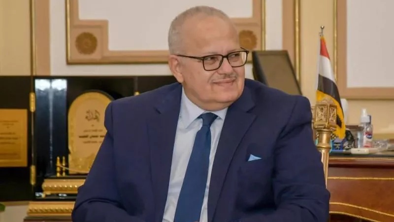 رئيس جامعة القاهرة يتلقى تقريرًا حول المؤتمر السنوي لطب قصر العيني