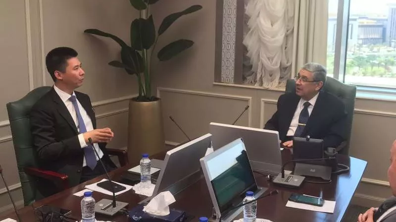 تفاصيل مباحثات وزير الكهرباء ورئيس شركة «Longi» الصينية لتعزيز التعاون
