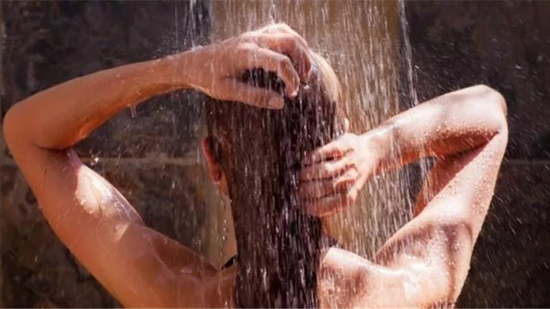 فوائد الاستحمام بالماء والصابون فور العودة للمنزل