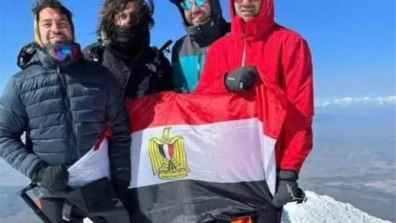 البلوجر شاهان ترزيباشيان وزوجته ميليس هورهوريان يرفعان علم مصر على جبل أرارات.. بعد ترويجهما للسياحة في مصر (صور)