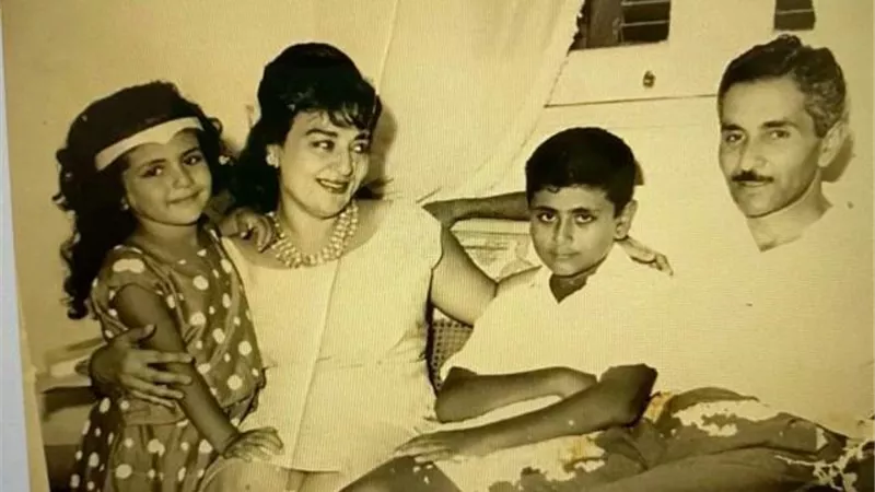 ”من صندوق الذكريات”.. شاهد هالة صدقي في مرحلة الطفولة برفقة عائلتها
