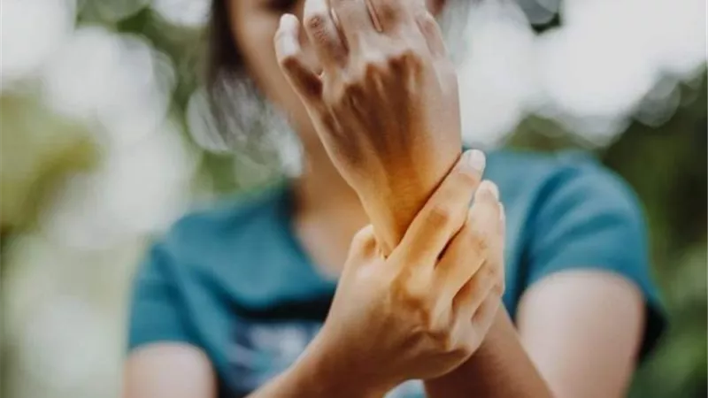 ما هي علامات تشنجات اليد أو القدم وأسبابها؟.. إليك الإجابة