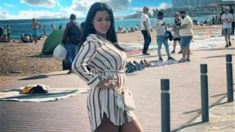 بـ ”فستان قصير”.. رانيا يوسف تستعرض أنوثتها على شاطىء البحر