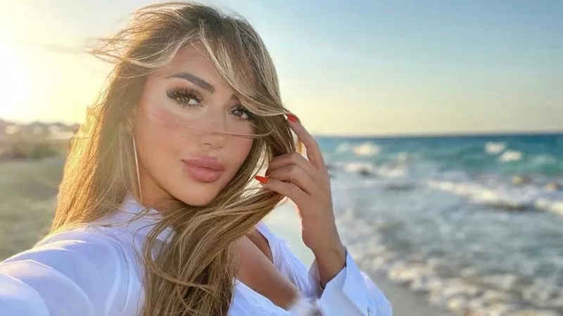 سارة سلامة بإطلالة جريئة في أحدث ظهور لها