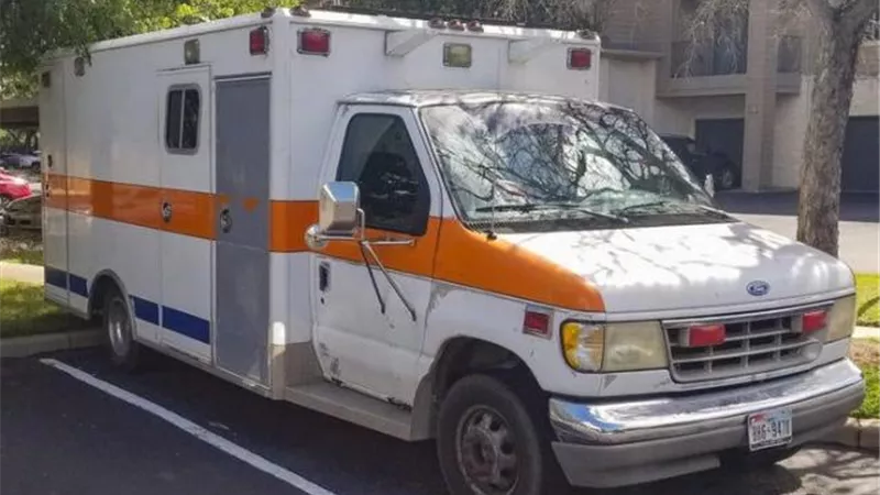 «مش هتصدق».. حكاية الرجل الذى حول سيارة إسعاف لمنزل باهظ الثمن