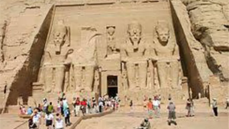 بسبب هذه الظاهرة .. توافدت الأفواج السياحية علي مدينة أبوسمبل بأسوان اليوم